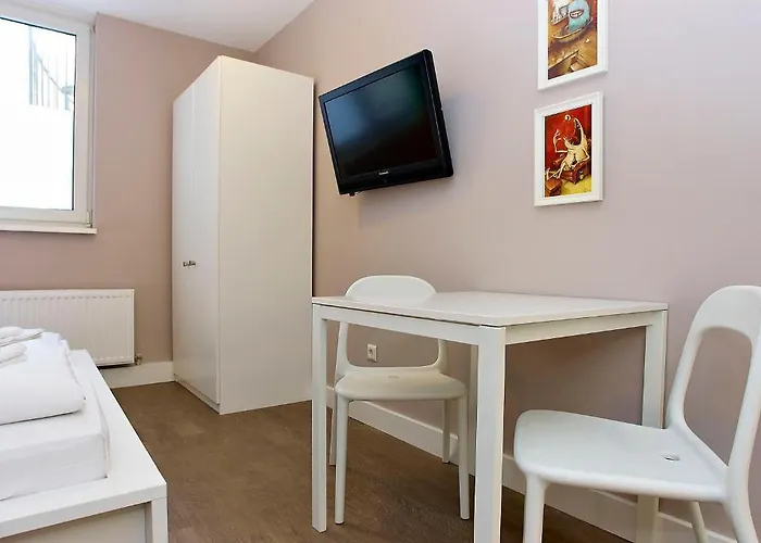 מלון Apartmenthouse - Am Goerlitzer Park 4*